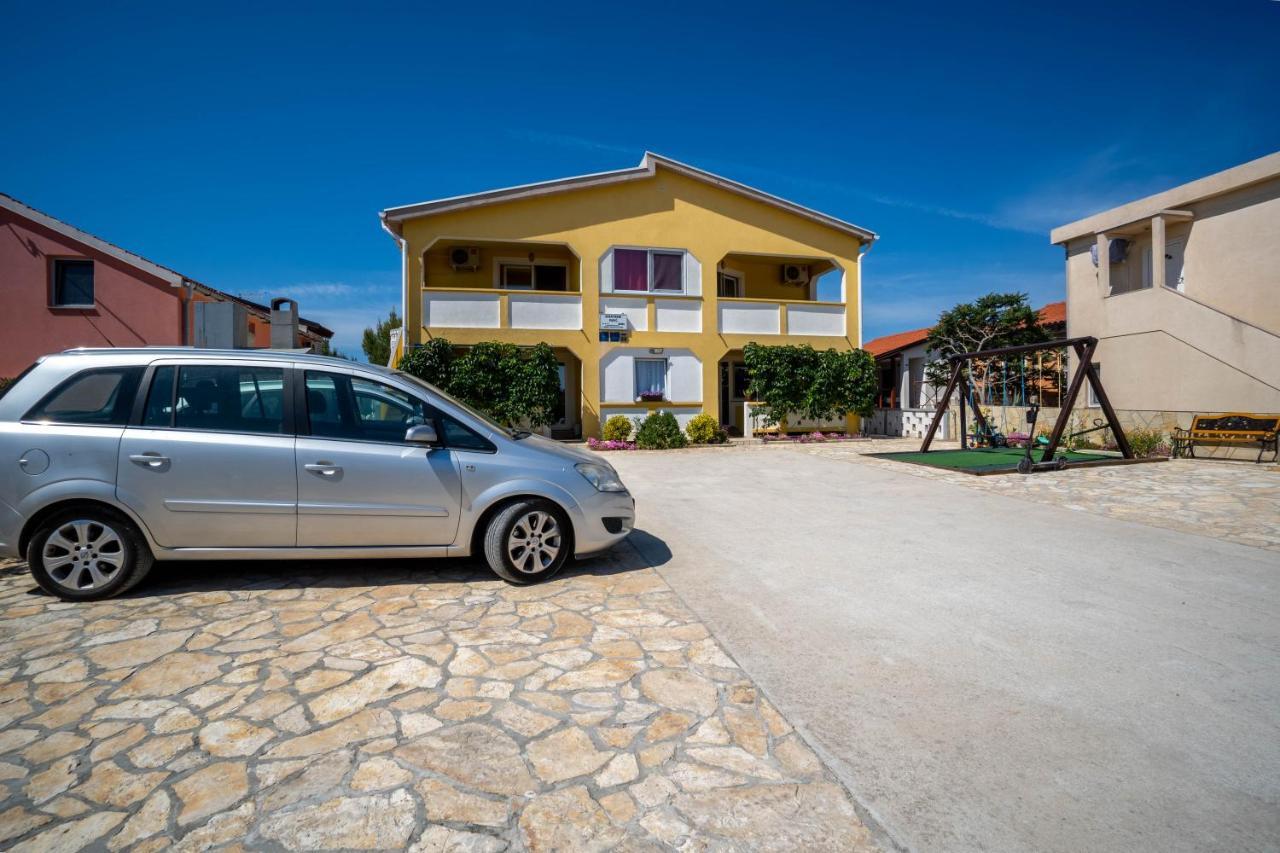 Apartments Pavic Vir Eksteriør bilde