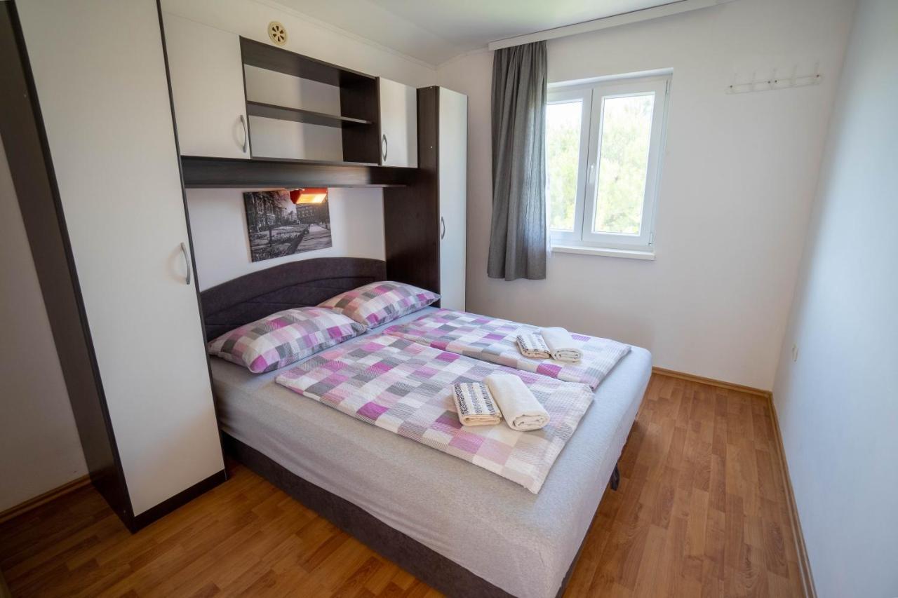 Apartments Pavic Vir Eksteriør bilde