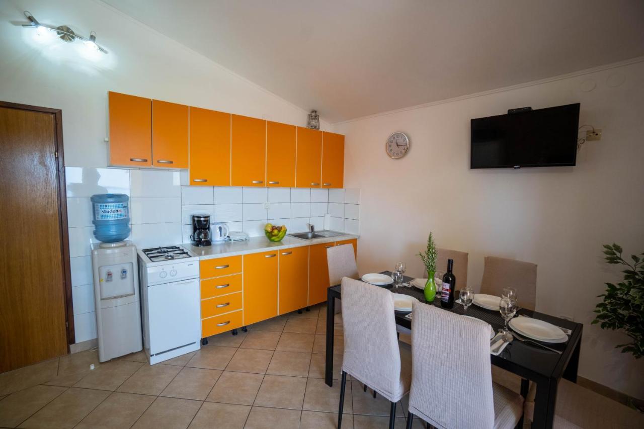 Apartments Pavic Vir Eksteriør bilde